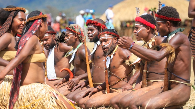 Sejumlah warga menari dalam pembukaan Festival Budaya Lembah Baliem (FBLB) ke-34 di Kabupaten Jayawijaya, Papua Pegunungan, Jumat (7/8/2026). [ANTARA FOTO/Yudhi Efendi/app]