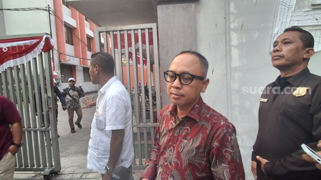Kuasa hukum yayasan, Hermawanto di tempat ditemukannya 995 pucuk senjata, CD bermuatan pornografi, dan narkoba, Jakarta, Jumat (7/8/2026). [Suara.com/Cornelius Juan Prawira]