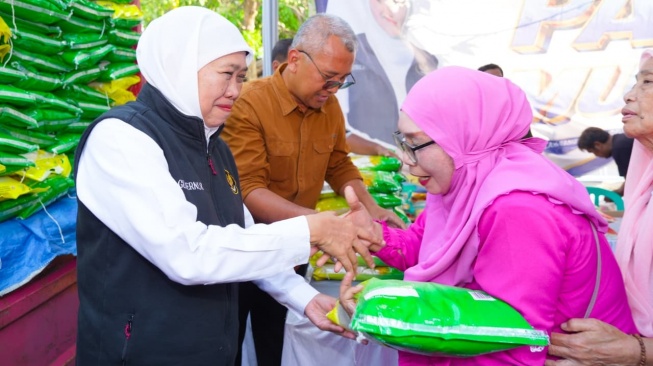 Gubernur Jawa Timur Khofifah Indar Parawansa mengatakan bahwa Pasar Murah menjadi salah satu instrumen strategis Pemprov Jawa Timur dalam menjaga keterjangkauan harga bahan pokok di tengah dinamika harga pangan. (Dok: Pemprov Jatim)