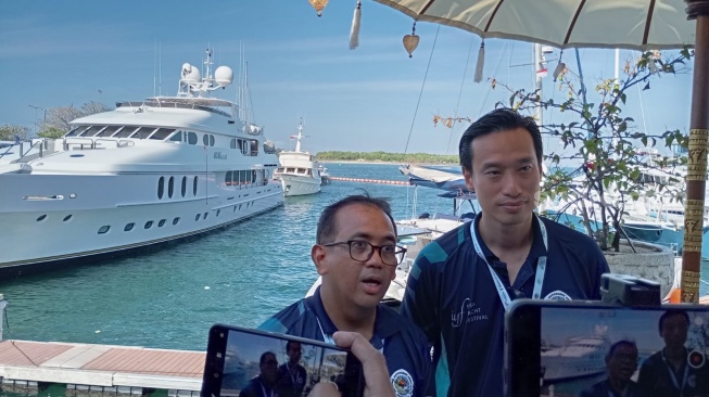 Wakil Ketua Umum INSA sekaligus Ketua Panitia Penyelenggara IYF 2026, Nova Y. Mugijanto dan Ketua Bidang Kapal Cruise INSA sekaligus Project Manager IYF 2026, Roland Permana dalam acara INSA Yacht Festival 2026, Sabtu (8/8/20260 [Suara.com/Eviera Paramita Sandi] 