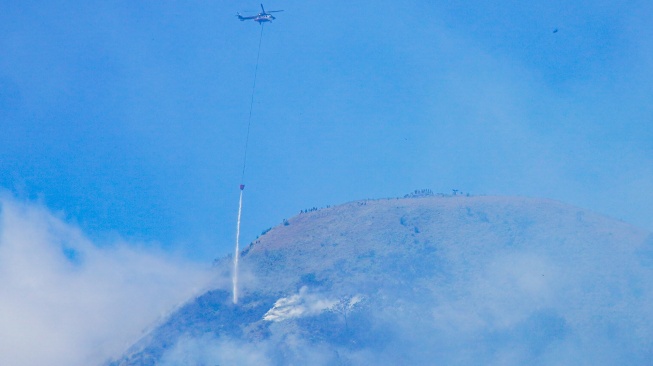 Helikopter menumpahkan air untuk memadamkan kebakaran hutan di kawasan Taman Nasional Bromo Tengger Semeru (TNBTS), Kabupaten Probolinggo, Jawa Timur, Minggu (9/8/2026). [ANTARA FOTO/Irfan Sumanjaya/nz]