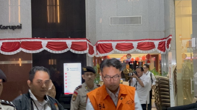 Komisi Pemberantasan Korupsi (KPK) melakukan penahanan terhadap empat tersangka dalam kasus dugaan korupsi pada dana iklan di PT Bank Pembangunan Daerah Jawa Barat dan Banten Tbk (Bank BJB) periode 2021-2023, (Senin/10/8/2026). [Suara.com/Dea]