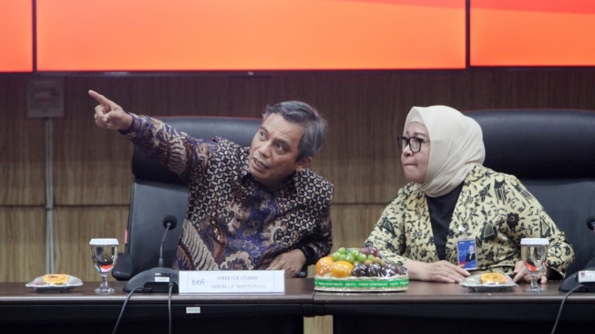 Direktur Utama PT Bank Tabungan Negara (Persero) Tbk (BTN) Nixon LP Napitupulu didampingi Direktur Commercial Banking BTN Hermita (kanan) dalam acara Penandatanganan Kesepakatan Bersama BTN dengan Pemerintah Kota Padang di Balai Kota Padang, Senin (10/8/2026). (Dok: BTN)