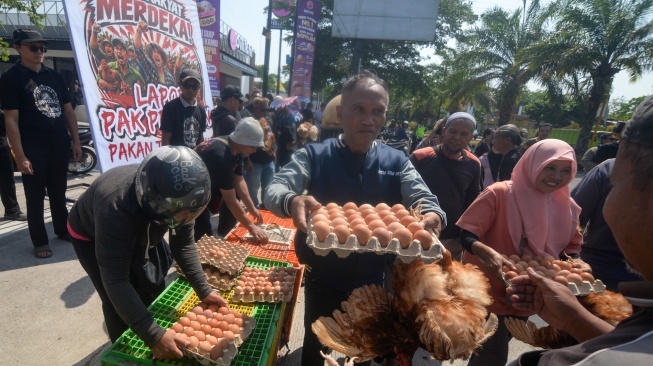 Warga membawa ayam dan telur yang dibagikan oleh Paguyuban Peternak Boyolali Bersatu saat melakukan aksi damai membagi ayam dan telur gratis di Boyolali, Jawa Tengah, Senin (10/8/2026). [ANTARA FOTO/Aloysius Jarot Nugroho/foc]