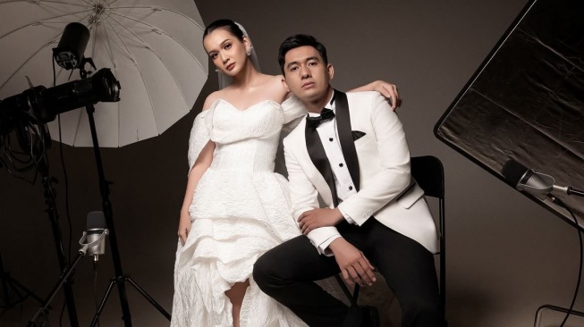Dea Annisa menikah dengan Mazaki Ahmad. (Instagram/deaaannisa)