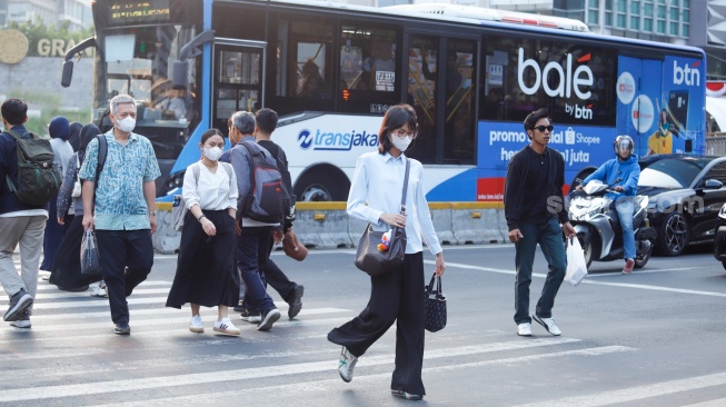 Para pekerja beraktivitas saat jam pulang kerja di kawasan Sudirman, Jakarta, Senin (10/8/2026). [Suara.com/Alfian Winanto]