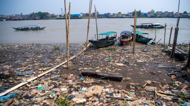 Sejumlah kapal kapal tradisional (kapal ketek) melintas di Sungai Musi Palembang, Sumatera Selatan, Senin (10/8/2026). [ANTARA FOTO/Nova Wahyudi/nz]
