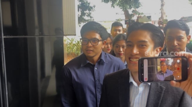 YouTuber Muhammad Jannah (MJ) alias Bigmo mendatangi Polda Metro Jaya, Senin (10/8/2026). (Suara.com/Faqih)