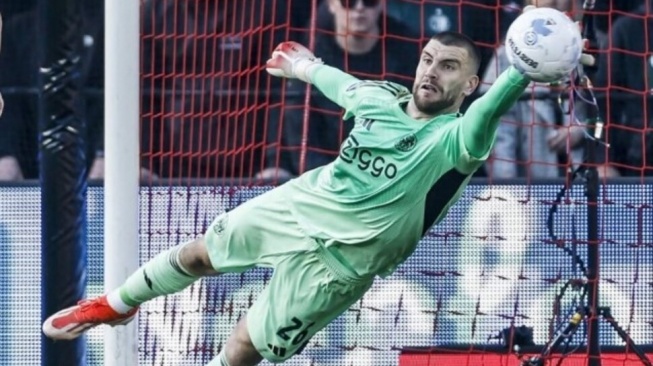 Reaksi Mengejutkan Fans Ajax Lihat Maarten Paes Digeser Ter Stegen [Istimewa]