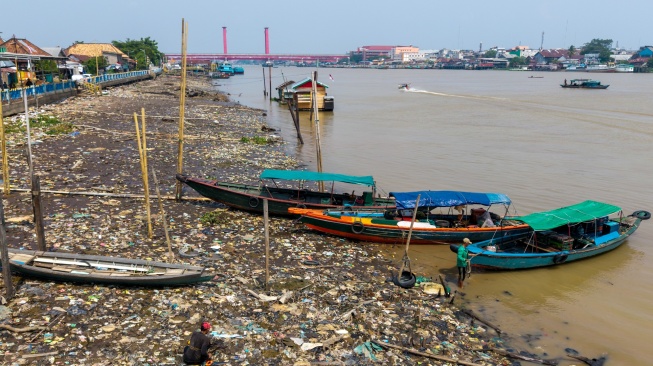 Foto udara Sungai Musi Palembang yang mengalami penurunan Tinggi Muka Air (TMA) di Palembang, Sumatera Selatan, Senin (10/8/2026). [ANTARA FOTO/Nova Wahyudi/nz]