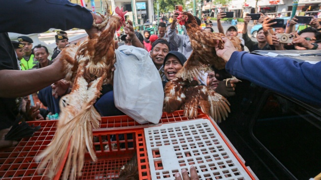 Peternak ayam petelur yang tergabung dalam Paguyuban Peternak Petelur Yogyakarta (P3Y) membagikan ayam petelur secara gratis kepada warga di kawasan Malioboro, Yogyakarta, Senin (10/8/2026). [ANTARA FOTO/Andreas Fitri Atmoko/foc]