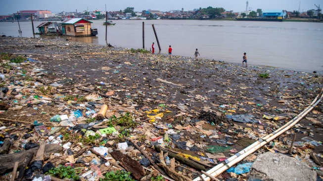 Sejumlah anak berjalan di pinggir Sungai Musi Palembang, Sumatera Selatan, Senin (10/8/2026). [ANTARA FOTO/Nova Wahyudi/nz]