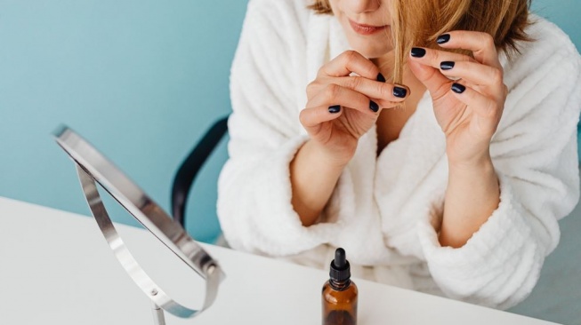 Apa Bedanya Hair Tonic dan Hair Serum? Ini Urutan Pemakaian yang Benar