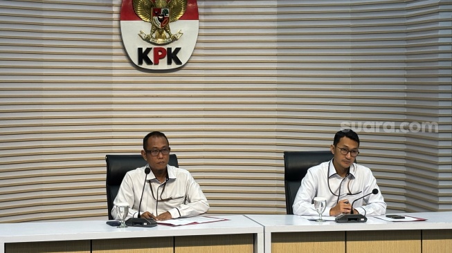 Pelaksana Tugas (Plt) Direktur Penyidikan KPK Ahmad Taufik Husein (kiri) di Gedung Merah Putih KPK, Jakarta Selatan, Senin (10/8/2026). [Suara.com/Dea]