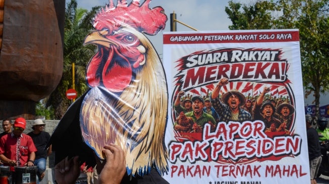 Peserta aksi yang tergabung Paguyuban Peternak Boyolali Bersatu mengenakan topeng ayam saat melakukan aksi damai membagi ayam dan telur gratis di Boyolali, Jawa Tengah, Senin (10/8/2026). [ANTARA FOTO/Aloysius Jarot Nugroho/foc]