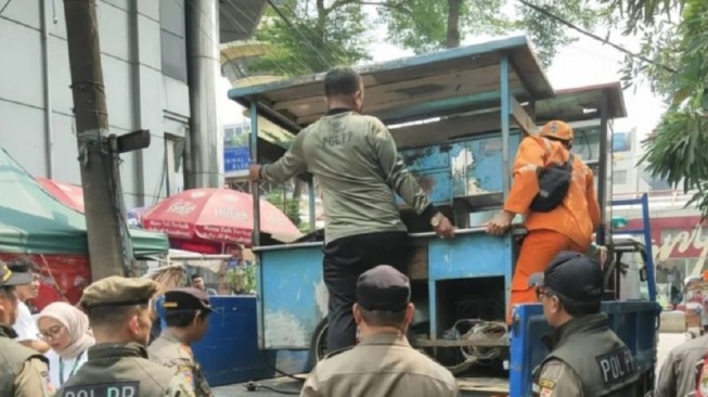 Jelang HUT RI dan 5 Abad Jakarta, Pemkot Jaksel Sikat PKL hinga Parkir Liar di Kalibata City