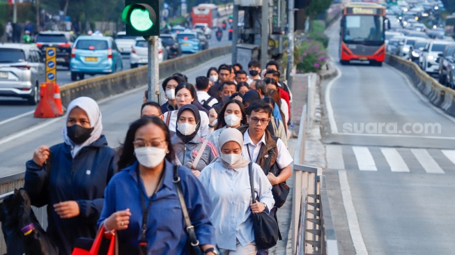 Para pekerja beraktivitas saat jam pulang kerja di kawasan Sudirman, Jakarta, Senin (10/8/2026). [Suara.com/Alfian Winanto]