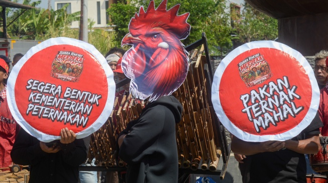 Peserta aksi yang tergabung Paguyuban Peternak Boyolali Bersatu mengenakan topeng ayam dan membawa spanduk saat melakukan aksi damai membagi ayam dan telur gratis di Boyolali, Jawa Tengah, Senin (10/8/2026). [ANTARA FOTO/Aloysius Jarot Nugroho/foc]