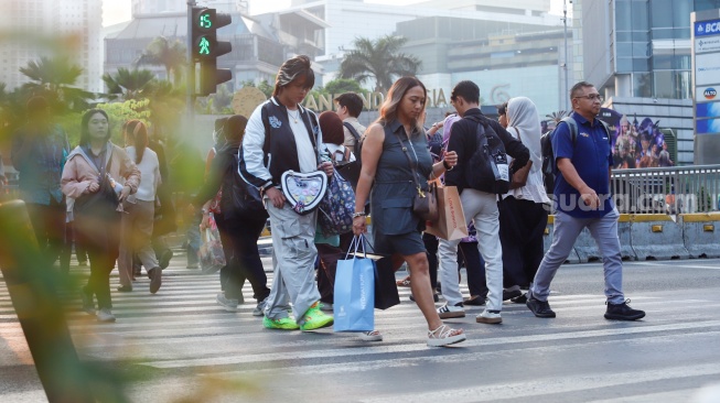 Para pekerja beraktivitas saat jam pulang kerja di kawasan Sudirman, Jakarta, Senin (10/8/2026). [Suara.com/Alfian Winanto]