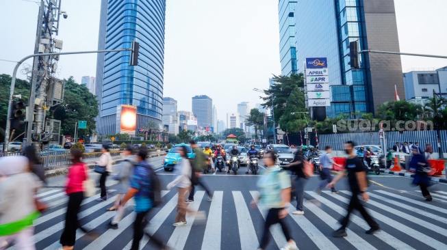 Para pekerja beraktivitas saat jam pulang kerja di kawasan Sudirman, Jakarta, Senin (10/8/2026). [Suara.com/Alfian Winanto]
