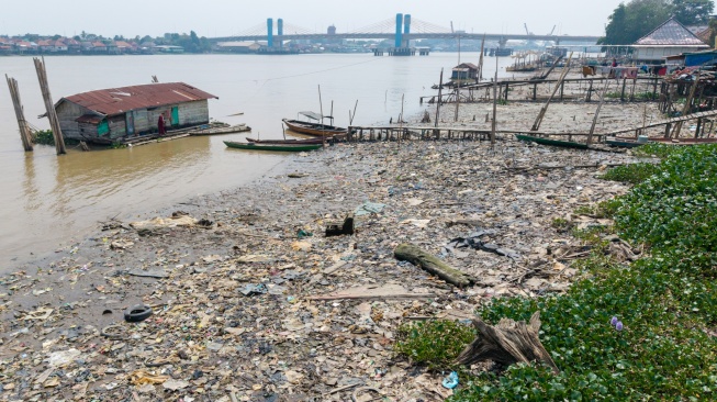 Foto udara Sungai Musi Palembang yang mengalami penurunan Tinggi Muka Air (TMA) di Palembang, Sumatera Selatan, Senin (10/8/2026). [ANTARA FOTO/Nova Wahyudi/nz]