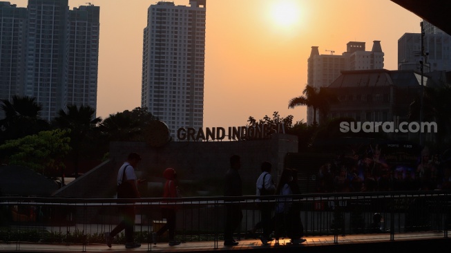 Para pekerja beraktivitas saat jam pulang kerja di kawasan Sudirman, Jakarta, Senin (10/8/2026). [Suara.com/Alfian Winanto]