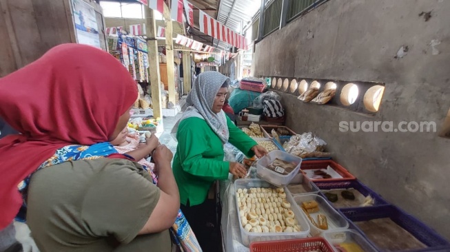 Supihartini (hijau) pedagang dan Ketua Paguyuban Pedagang Pasar Balangan [Foto: Farah/SuaraJogja]