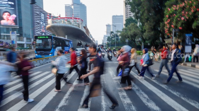 Para pekerja beraktivitas saat jam pulang kerja di kawasan Sudirman, Jakarta, Senin (10/8/2026). [Suara.com/Alfian Winanto]