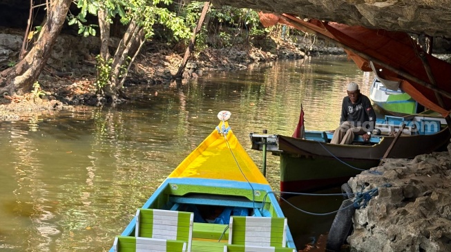 Perahu Wisata di kawasan wisata Karst Ramang-Ramang, Kabupaten Maros, Sulawesi Selatan mulai beralih dari BBM menjadi listrik. [Suara.com/Yaumal Asri Adi Hutasuhut].