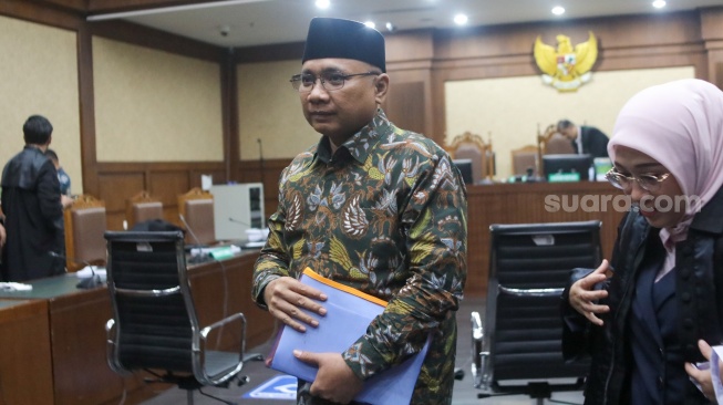 Terdakwa kasus dugaan korupsi kuota haji Yaqut Cholil Qoumas saat menjalani sidang pembacaan dakwaan di Pengadilan Tipikor, Jakarta, Selasa (11/8/2026). [Suara.com/Alfian Winanto]