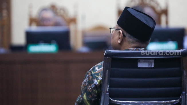 Terdakwa kasus dugaan korupsi kuota haji Yaqut Cholil Qoumas saat menjalani sidang pembacaan dakwaan di Pengadilan Tipikor, Jakarta, Selasa (11/8/2026). [Suara.com/Alfian Winanto]