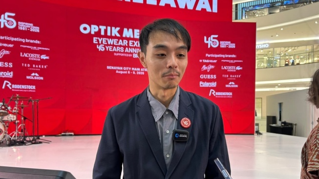 General Manager Operation Optik Melawai, James Hadisurjo saat menggelar Eyewear Exhibition di Senayan City, Kamis (6/8/2026).
