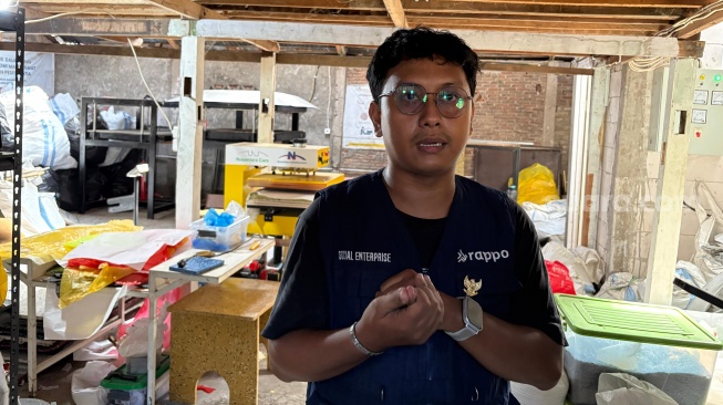 General Affairs Rappo Indonesia, Riswanda Fatriansyah, menyerap sampah plastik masyarakat untuk disulap menjadi furnitur. [Suara.com/Yaumal Asri Adi Hutasuhut].