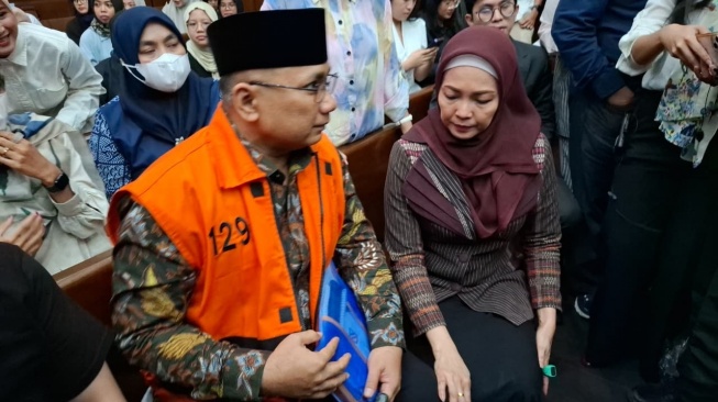 Mantan Menteri Agama (Menag) Yaqut Cholil Qoumas alias Gus Yaqut bersama istri, Eny Retno meminta doa jelang menghadapi sidang perdana kasus dugaan korupsi kuota dan penyelenggaraan haji di Pengadilan Tipikor, Jakarta Pusat, Selasa (11/8/2026). [Suara.com/Dea]