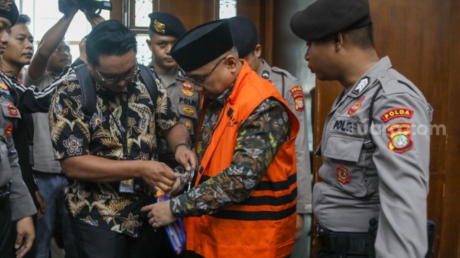 Terdakwa kasus dugaan korupsi kuota haji Yaqut Cholil Qoumas saat datang untuk menjalani sidang pembacaan dakwaan di Pengadilan Tipikor, Jakarta, Selasa (11/8/2026). [Suara.com/Alfian Winanto]