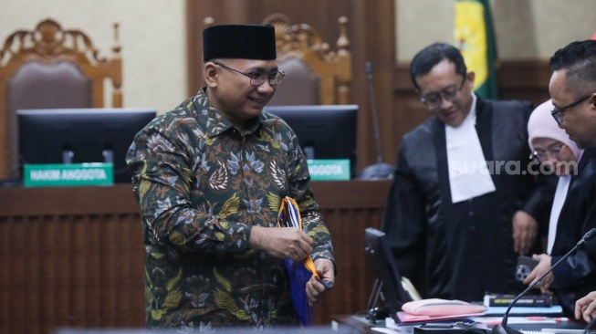 Terdakwa kasus dugaan korupsi kuota haji Yaqut Cholil Qoumas saat menjalani sidang pembacaan dakwaan di Pengadilan Tipikor, Jakarta, Selasa (11/8/2026). [Suara.com/Alfian Winanto]