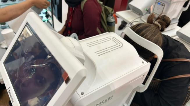 Alat retinal imaging atau pencitraan retina di Optik Melawai. [Suara.com/Dini Afrianti]
