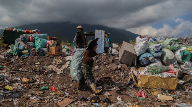 Pemulung membawa karung berisi sampah plastik di tempat pembuangan akhir (TPA) di Ternate, Maluku Utara, Selasa (11/8/2026). [ANTARA FOTO/Andri Saputra/tom]