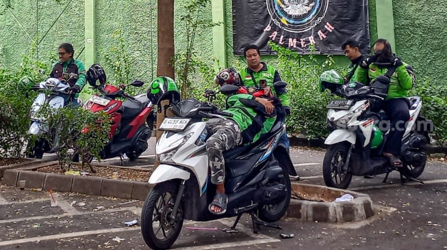 Sejumlah pengemudi Ojek Online beristirahat di kawasan Palmerah, Jakarta, Selasa (11/8/2026). [Suara.com/Alif Bintang]