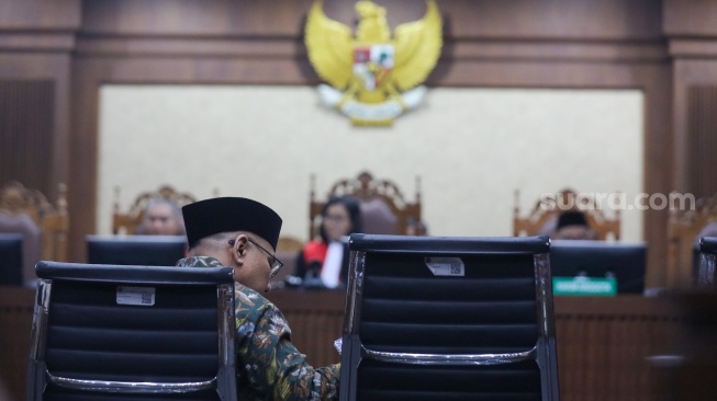 Terdakwa kasus dugaan korupsi kuota haji Yaqut Cholil Qoumas saat menjalani sidang pembacaan dakwaan di Pengadilan Tipikor, Jakarta, Selasa (11/8/2026). [Suara.com/Alfian Winanto]