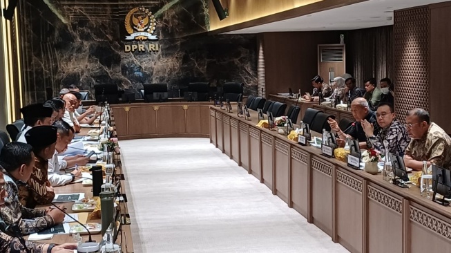 Wakil Ketua DPR RI Sufmi Dasco Ahmad memimpin rapat koordinasi lintas kementerian bersama Konsorsium Pembaruan Agraria (KPA) di Kompleks Parlemen, Senayan, Jakarta, Selasa (11/8/2026). [Suara.com/Bagaskara]