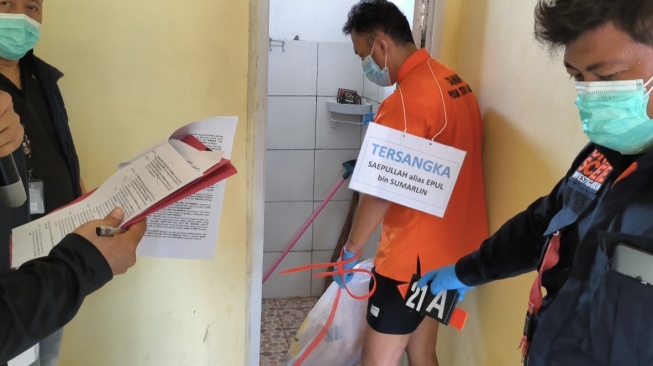 Salah satu adegan yang diperagakan tersangka Saepul saat menjalani rekonstruksi. [Suara.com/istimewa]