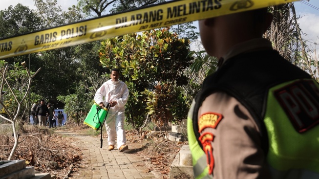 Petugas mengenakan baju alat pelindung diri saat proses ekshumasi jenazah Sutrimo mantan kepala rumah tangga eks Jampidsus Kejagung Febrie Adriansyah, di Desa Wlahar, Wangon, Banyumas, Jawa Tengah, Rabu (12/8/2026). [ANTARA FOTO/Idhad Zakaria/hma]