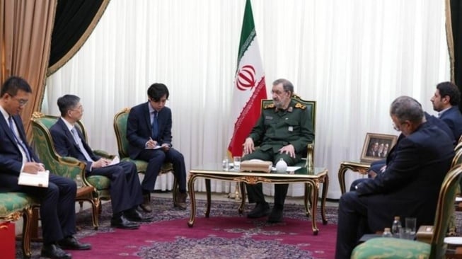 Iran menolak membuka Selat Hormuz sebelum Amerika Serikat mencabut blokade dan menghentikan perang. (Mehrnews)