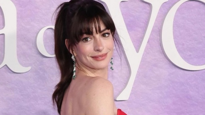Dituding Palsukan Kehamilan, Anne Hathaway Beri Balasan Menohok