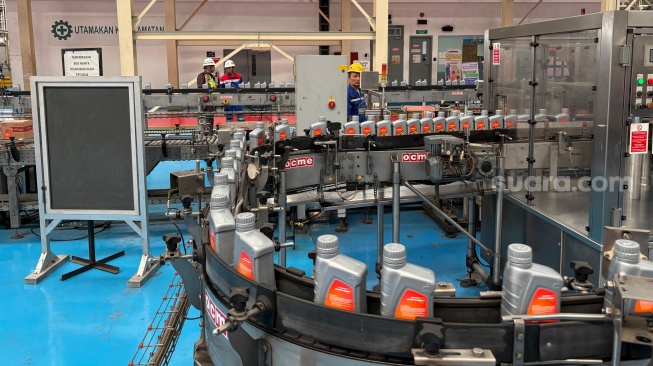 Production Unit Jakarta menjadi fasilitas produksi terbesar milik Pertamina Lubricants dengan kapasitas mencapai 270.000 kiloliter pelumas per tahun. [Suara.com/Yaumal Asri Adi Hutasuhut]