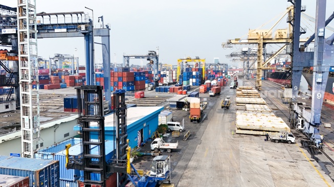 Suasana bongkar-muat peti kemas di Pelabuhan Jakarta International Container Terminal (JICT), Tanjung Priok, Jakarta, Rabu (12/8/2026). [Suara.com/Alfian Winanto]
