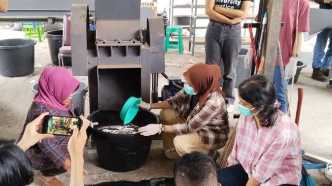 Armawati Chaniago melihat bahwa keterlibatan perempuan dalam pengelolaan lingkungan memiliki makna yang sangat personal. (Dok: Unilever Indonesia