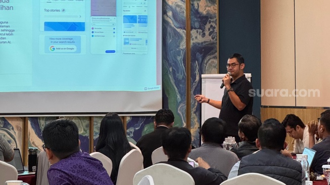 Yos Kusuma News Partner Manager Google Singapore menjelaskan posisi Google dalam ekosistem media saat diskusi forum media lokal 'Local Media Summit' di Hotel Mercure Makassar, Rabu, 12 Agustus 2026 [SuaraSulsel.id/Muhammad Yunus]