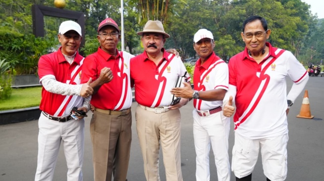 Plt. Ketua Umum PPAD Mayjen TNI (Purn) Dr. Komaruddin Simanjuntak bersama purnawirawan TNI AD saat mengikuti Turnamen Golf Silaturahmi di Padang Golf Mabes TNI, Cilangkap, Jakarta, Rabu (12/8/2026).